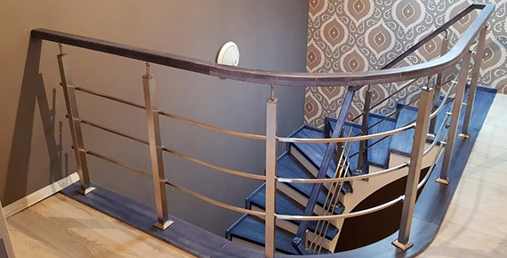 Винтовая лестница на второй этаж в частном доме, деревянные лестницы на заказ